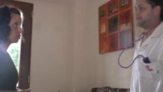 Femme baisée chez le docteur pour calmer ses pulsions