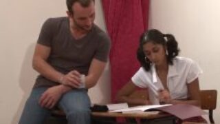 Une écolière cochonne âgée de 18 ans