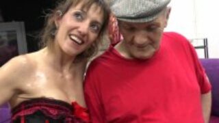 Papy pervers baise une salope