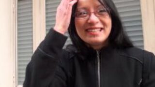 Une femme soumise asiatique avaleuse de bite