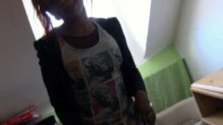 Une charmante jeune femme black française baisée par un vieux