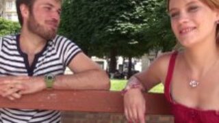 Sous le soleil la salope profite de l&rsquo;extérieur