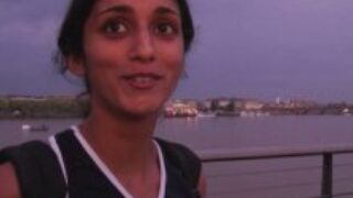 Une suceuse de bite s&rsquo;occupe de sucer une teube