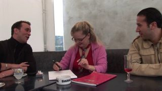 Grosse cochonne mature baisée sur la table du café