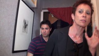 La femme cougar débauche un jeune étudiant pour lui défoncer le cul