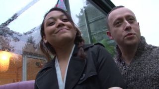 Une jeune salope 18 ans se fait pénétrer le cul