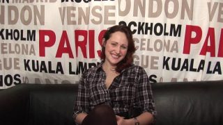 Jeune et belle rouquine offre son cul pour sexe à plusieurs